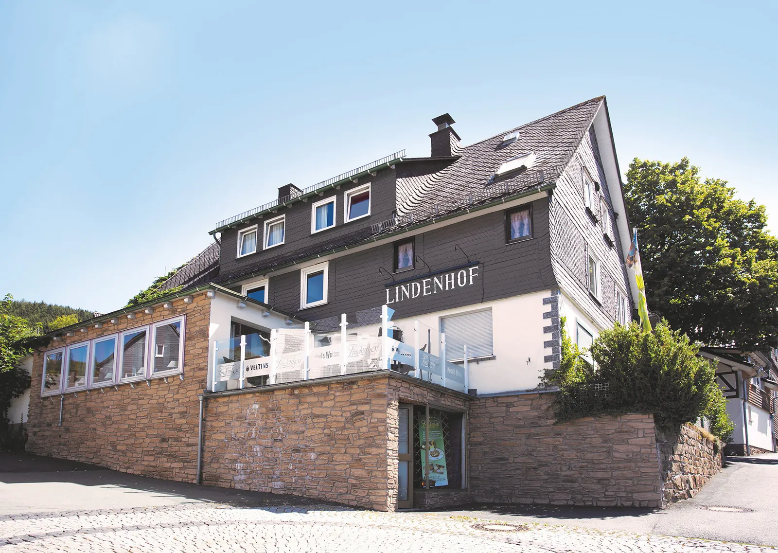 Außenansicht des Hotels und Restaurants Lindenhof in Bad Laasphe-Hesselbach